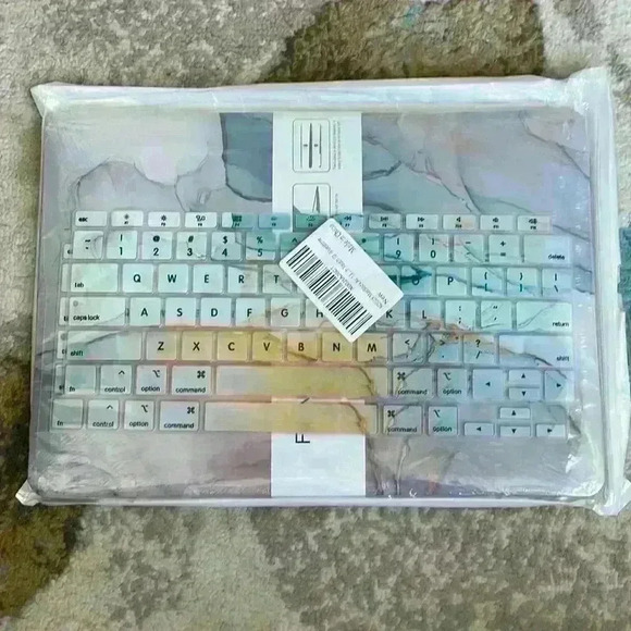 NWT AOGGY MacBook Air 13 case and keyboard cover - Picture 1 of 4